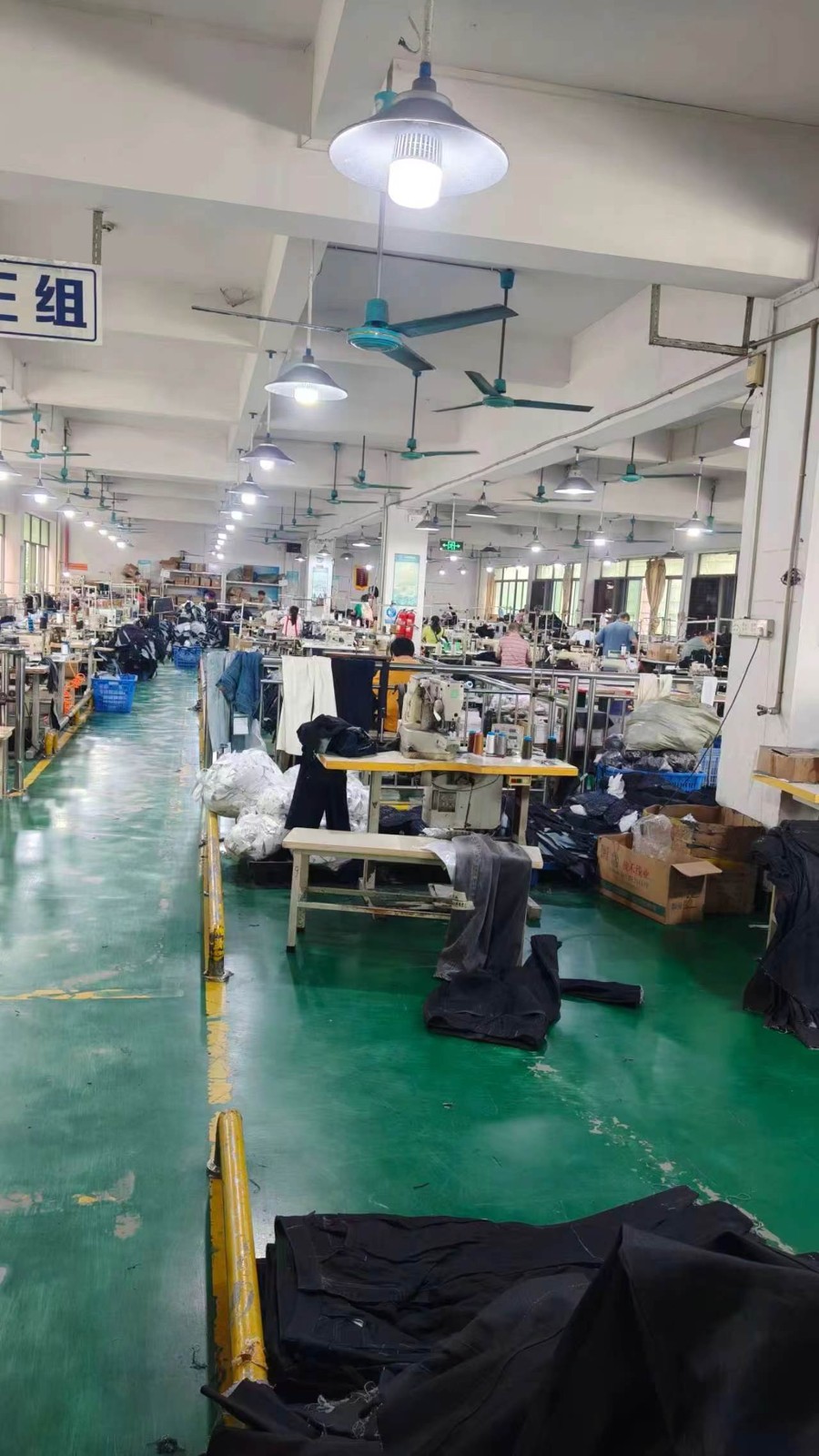Garment sewing floor with production stations