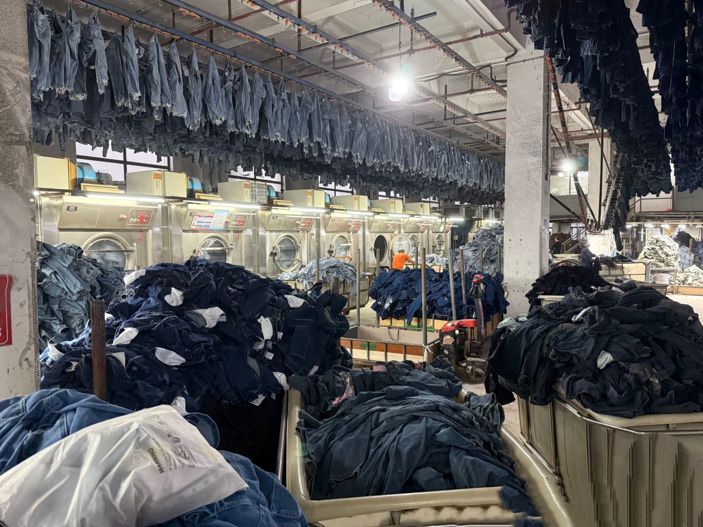 Denim washing floor with industrial machines and garment batches